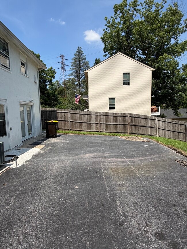 Building Photo - 607 Tabak Ave