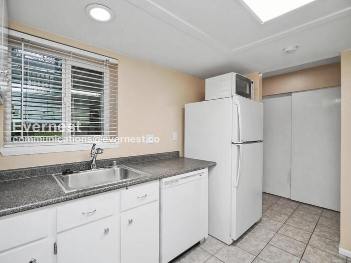 Building Photo - 9398 Redmond - Woodinville Rd NE