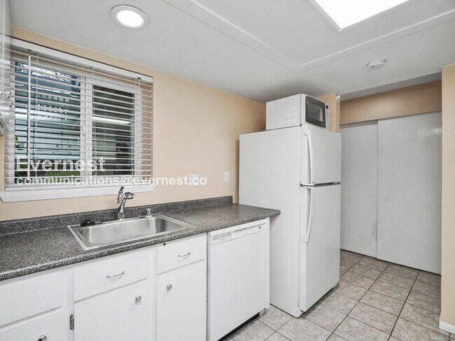 Building Photo - 9398 Redmond - Woodinville Rd NE