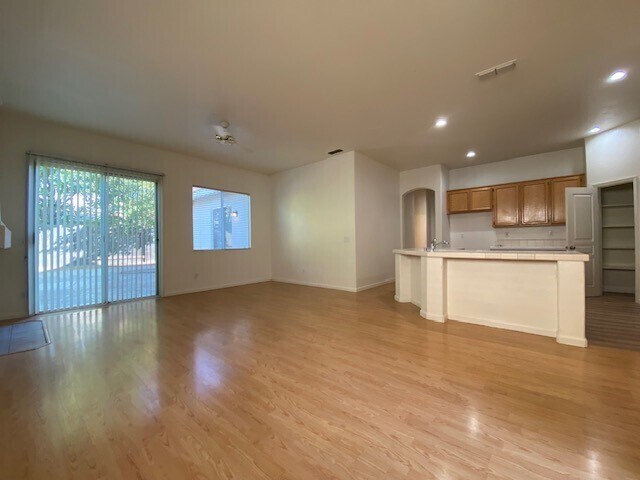 Building Photo - Charming 5 bedroom 2.5 bathroom home located in Natomas!