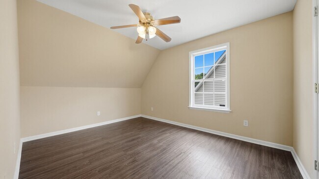Building Photo - 3 bedroom, 2 bath adorable home in Cleveland!