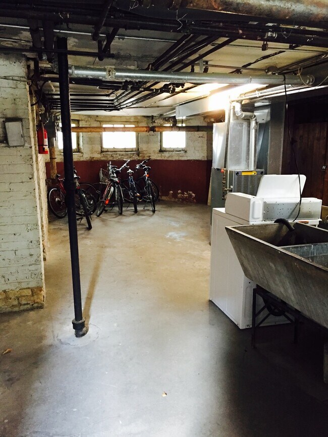 Building Photo - 3701 N Hoyne Ave