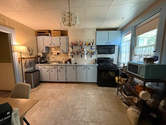 Primary Photo - 392 Windsor St