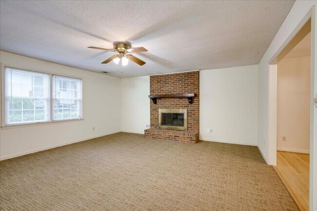 Building Photo - 552 Whitehead Dr