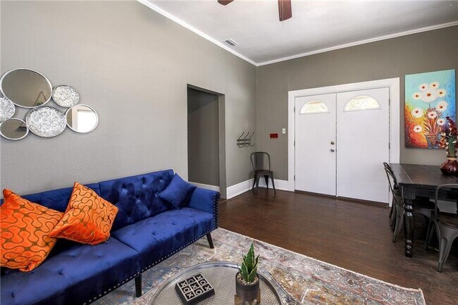 Building Photo - West Campus Cottage!