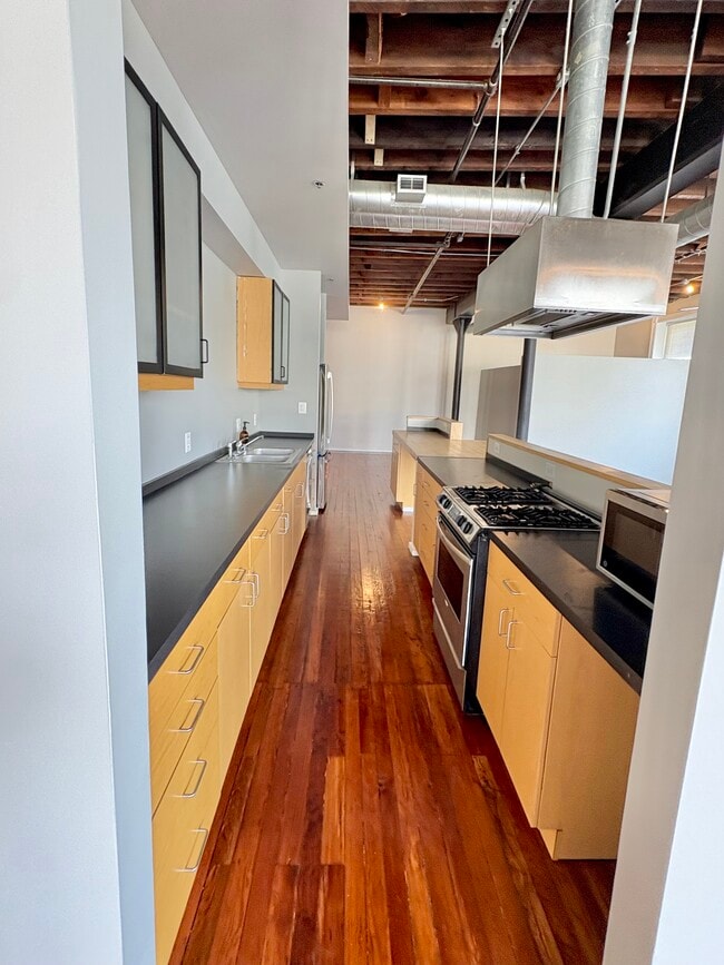 Building Photo - 1000 S Charles St