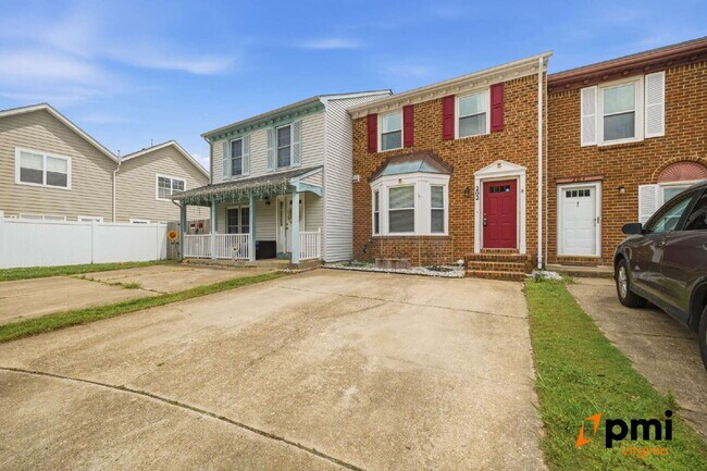 Building Photo - UPDATED 3 BEDROOM 2.5 BATH, FENCED YARD PETS ALLOWED
