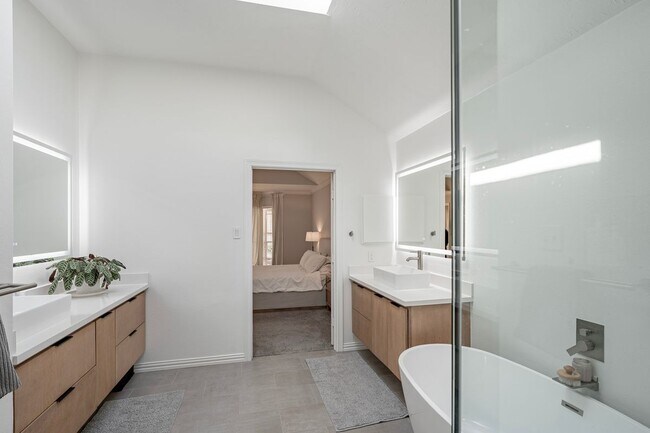 Building Photo - 11 E Sienna Pl
