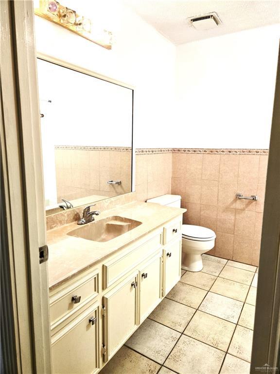 Building Photo - 20 Redbud Ave