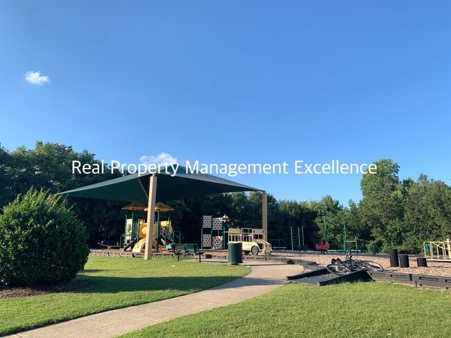 Building Photo - Raleigh Residence In Hedingham Scenic Golf...