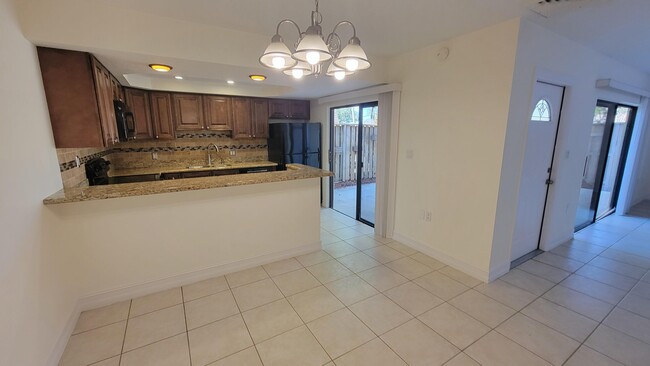 Building Photo - 117 1st Ct