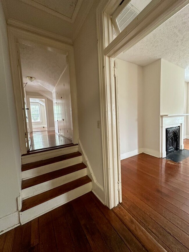 Building Photo - 844 Hickman Rd