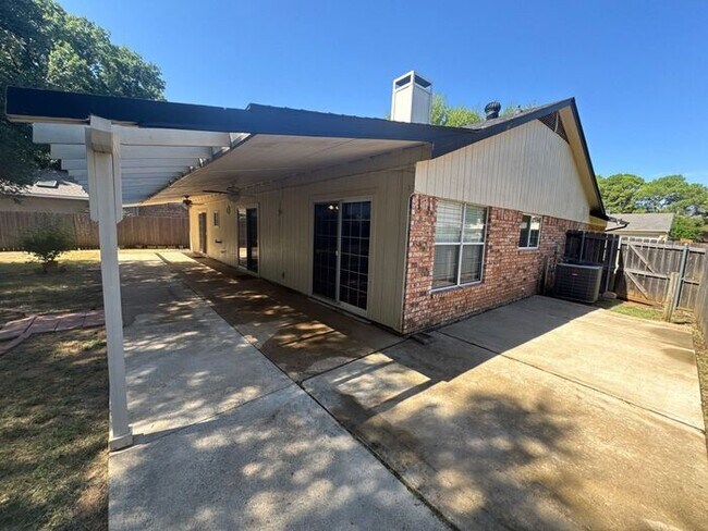 Building Photo - 3730 Twin Oak Ct