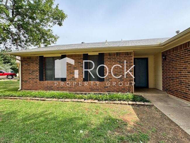 Building Photo - 3 Bedroom, 2 bath, 2 car garage home avail...