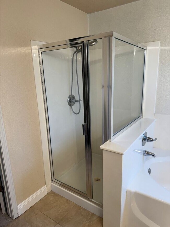 Building Photo - Modern 4 Bedroom w/ Loft Stonegate Area Vacaville *Star Rentals