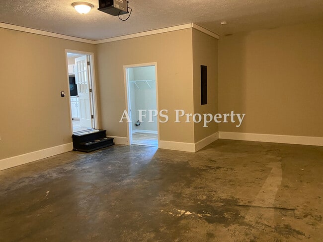 Building Photo - 184 Pine St SW