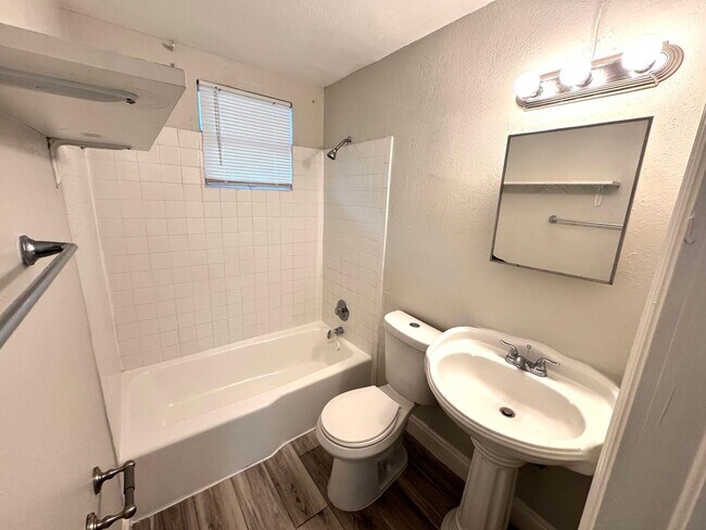 Building Photo - 1200 N Sapodilla Ave