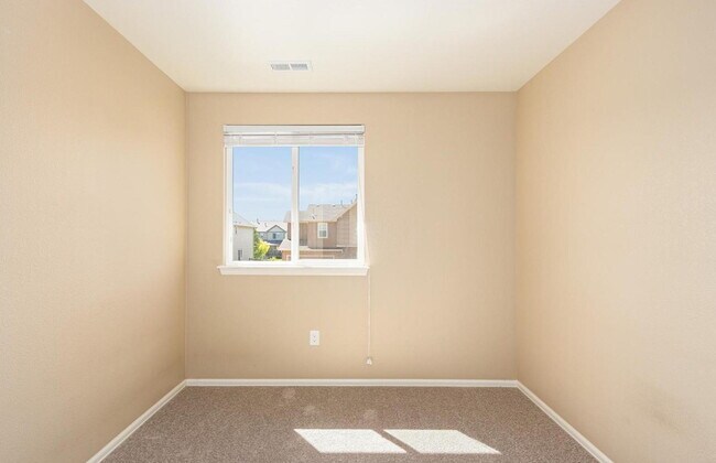 Building Photo - Beautiful 4 Bed 2.5 Bath with 2 Car Garage Home with Fenced Backyard in High Point at DIA!
