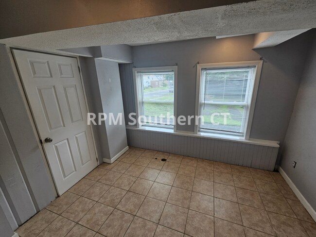 Building Photo - 33 Evergreen Ave