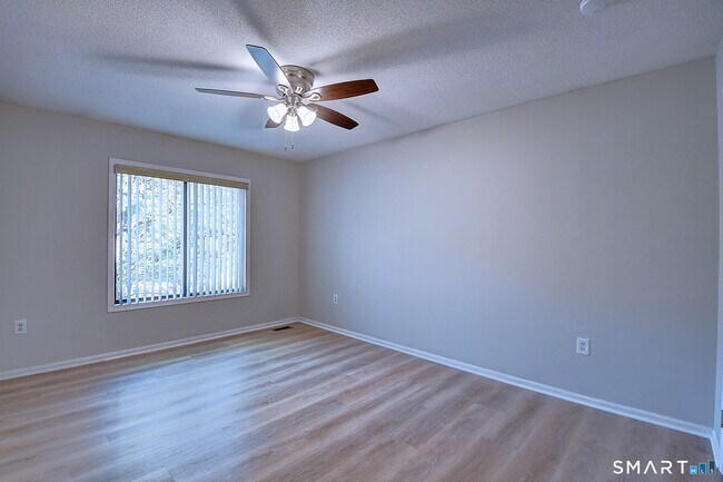 Building Photo - 4 Stonington Ct