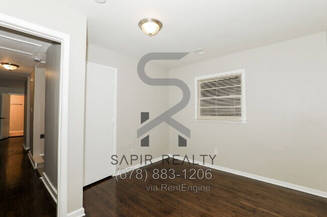 Building Photo - 2190 Swallow Cir SE
