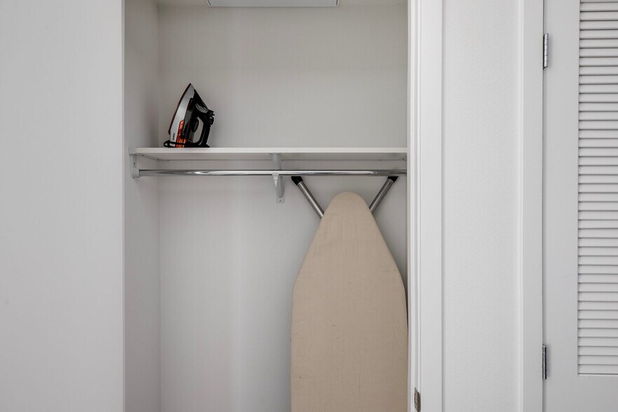 Building Photo - 101 River Pk Dr