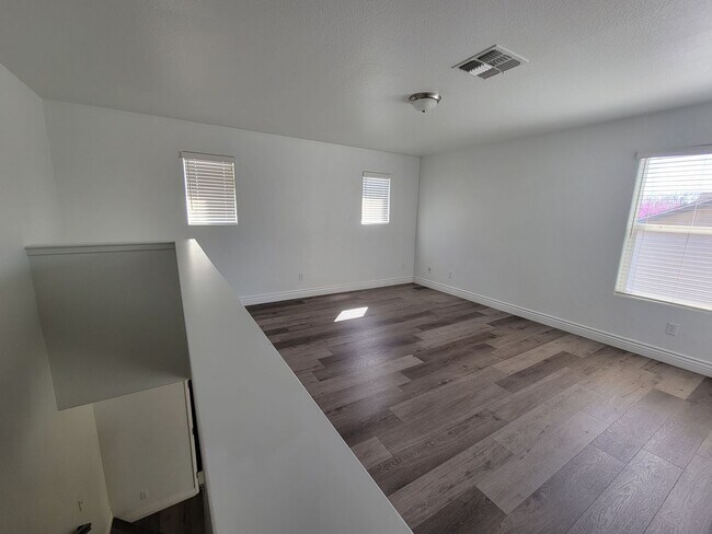 Building Photo - 4 Bedroom 2 Bathroom Home Close to Shopping and Restaurants!!