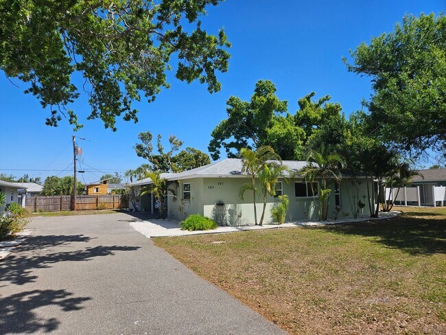 Building Photo - Annual Unfurnished 2 Bedroom 2 Bathroom Duplex with a Carport on Venice Island!
