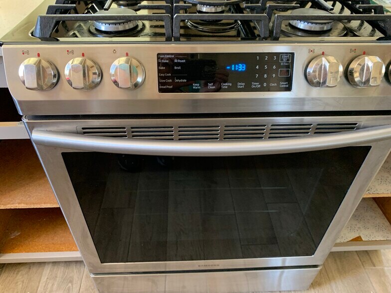 Gas range - 325 W Howell Ave