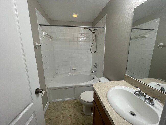 Building Photo - Beautiful End-Unit Townhome in Gated Eilan...