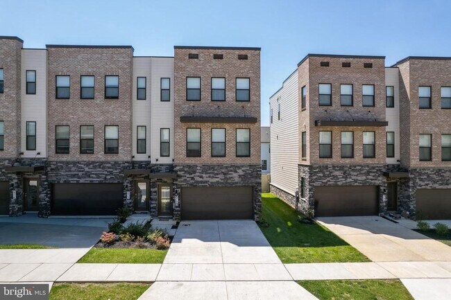 Building Photo - 870 Amity St