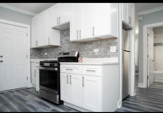 Building Photo - 3821 N Greenview Ave