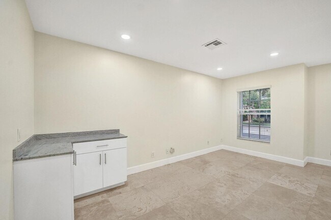 Building Photo - 949 Jade Ct