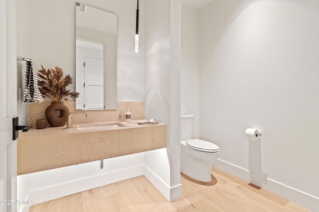 Building Photo - 5000 N Camelback Rdg Dr