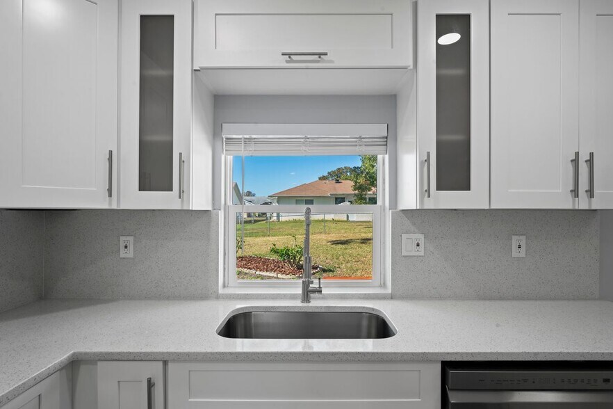 Building Photo - 8312 Roxboro Dr