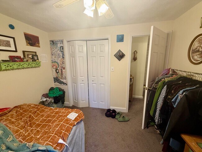 Building Photo - Eastside Home in Quiet Neighborhood