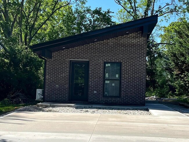 Building Photo - 102 Elmo Dr