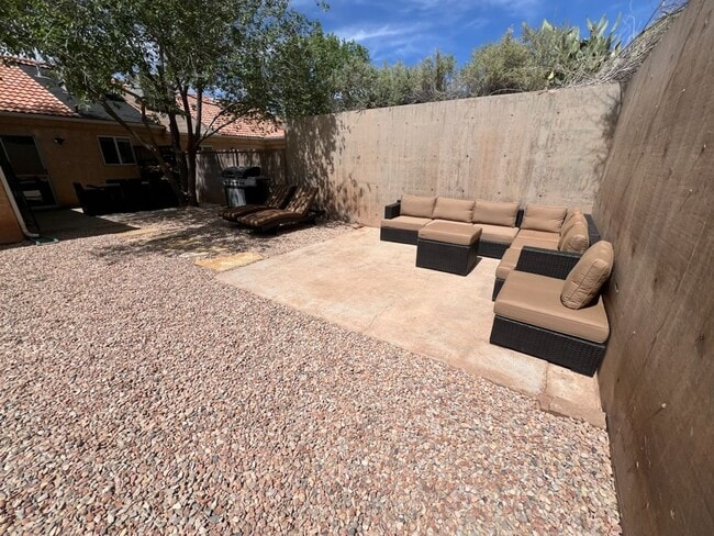 Building Photo - Fully Furnished Desert Dream Townhome! SHORT TERM LEASE OPTION