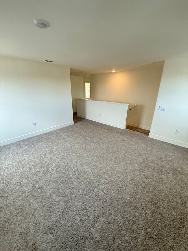 Building Photo - Stunning New-Construction two-story home 5bed 3bath