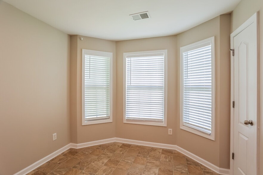 Building Photo - 4800 Mentmore Terrace