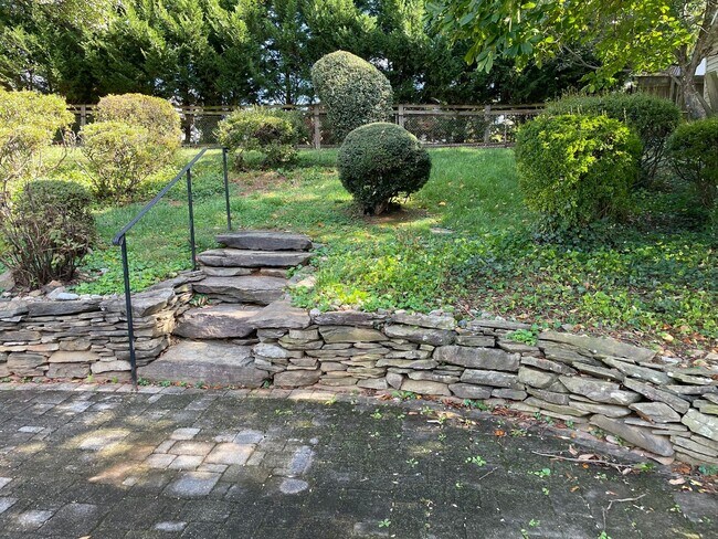 Building Photo - Cheerful 3 Bedroom 2 Bathroom With Office ...