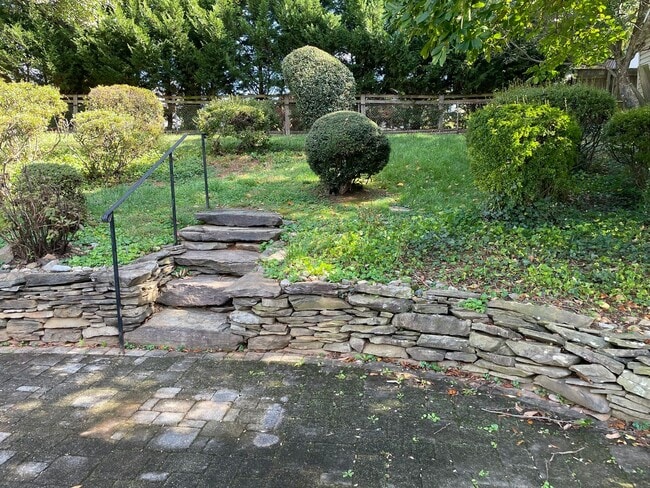 Building Photo - Cheerful 3 Bedroom 2 Bathroom With Office And Spacious Fenced Yard In Beautiful Pimmit Hills