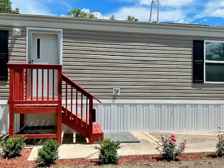 Building Photo - 15 Deerwood Park