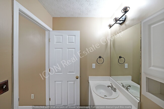 Building Photo - 2/2.5 End unit town home close to dining and shopping