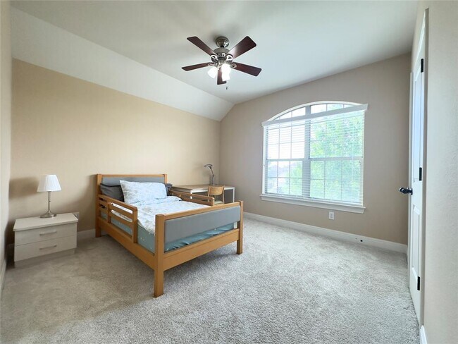Building Photo - 2504 Speidel Dr
