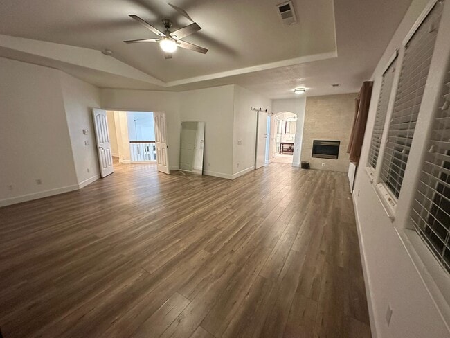 Building Photo - 5701 W Country Ave