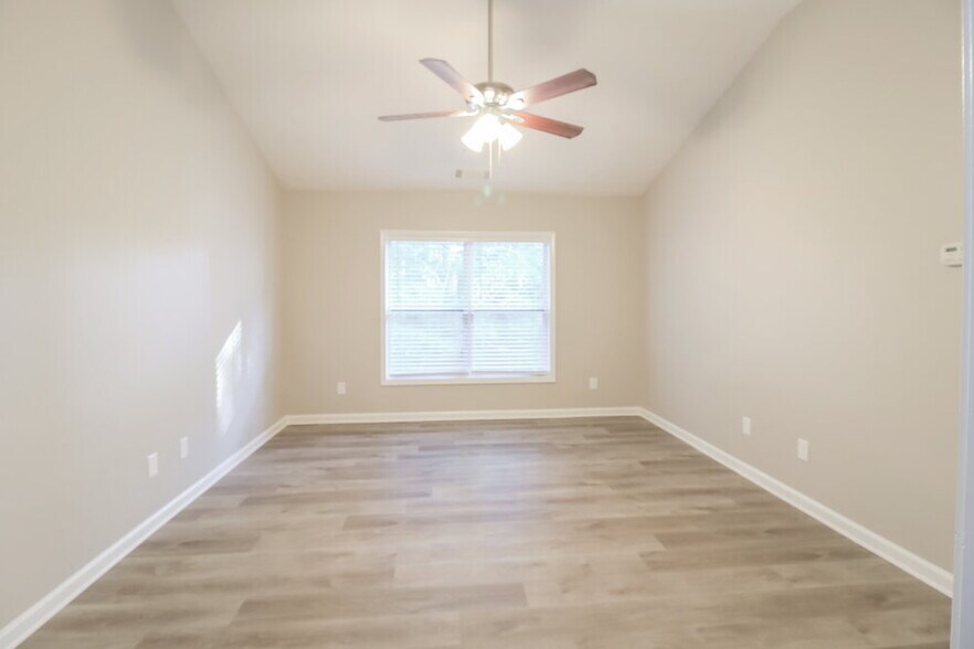 Building Photo - 445 Laurelton Cir