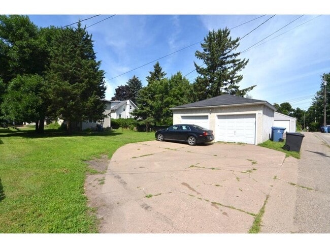 Building Photo - 711 University Ave SE