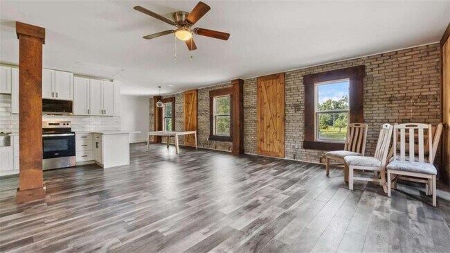 Building Photo - 610 Madola Rd