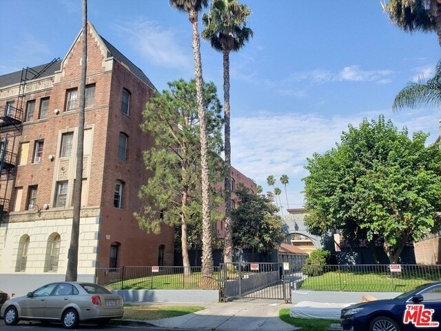 Primary Photo - 329 S Manhattan Pl